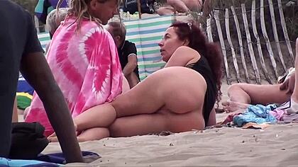 На пляже мамочка порно видео